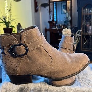 Unisa Women’s zippered suede Booties